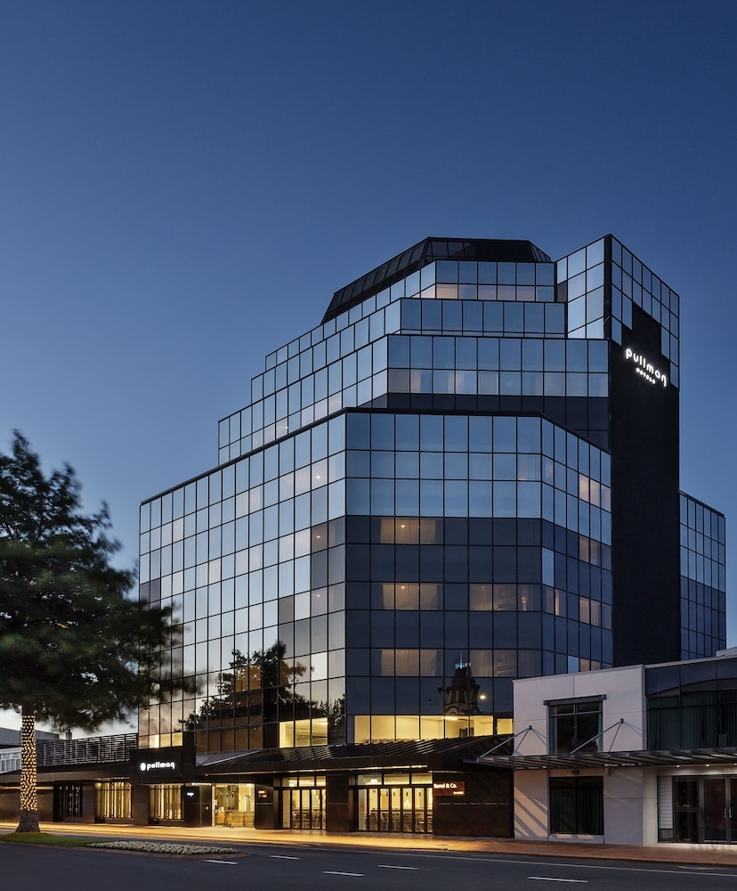 숙박 시설 정면 - 저녁/밤