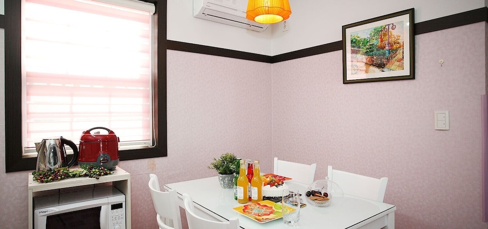 객실 내 식사 공간