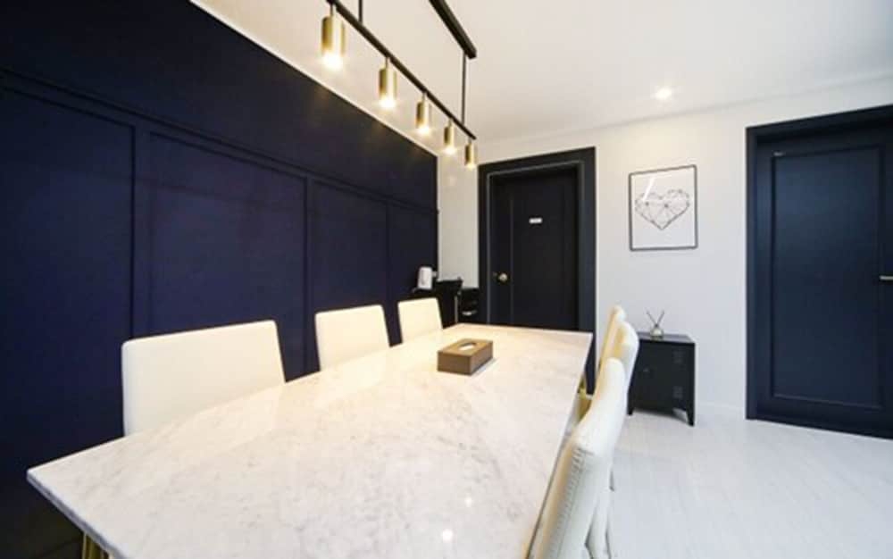 객실 내 식사 공간