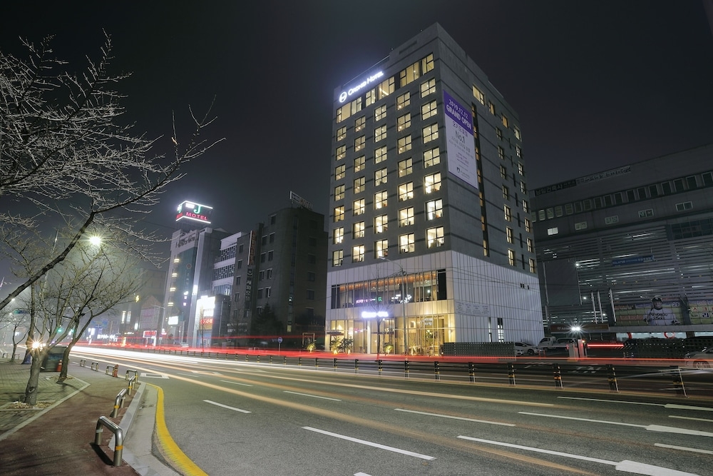 숙박 시설 정면 - 저녁/밤