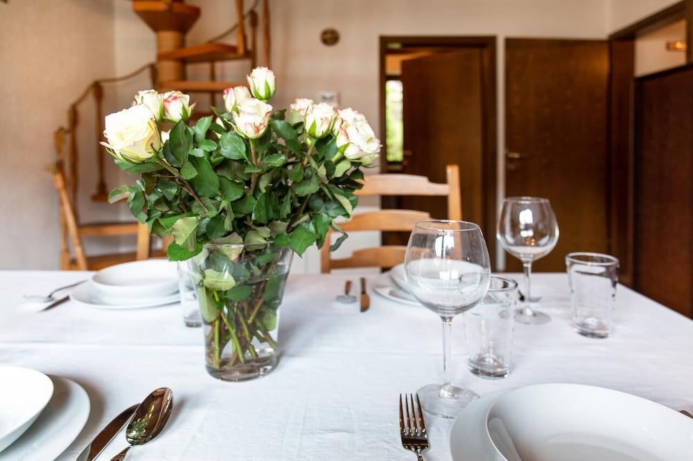 객실 내 식사 공간