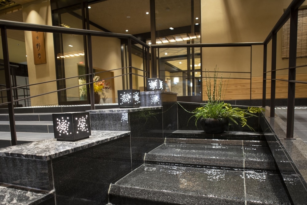 숙박 시설 정면 - 저녁/밤