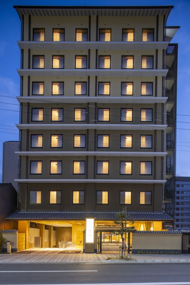 숙박 시설 정면 - 저녁/밤