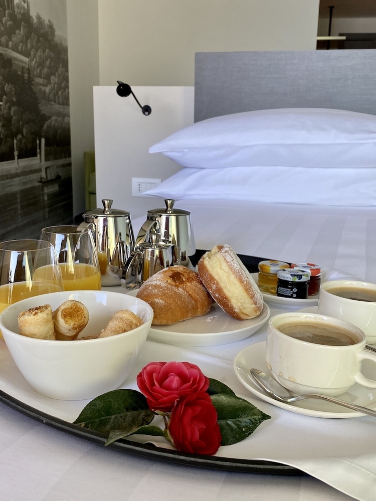 객실 내 식사 공간