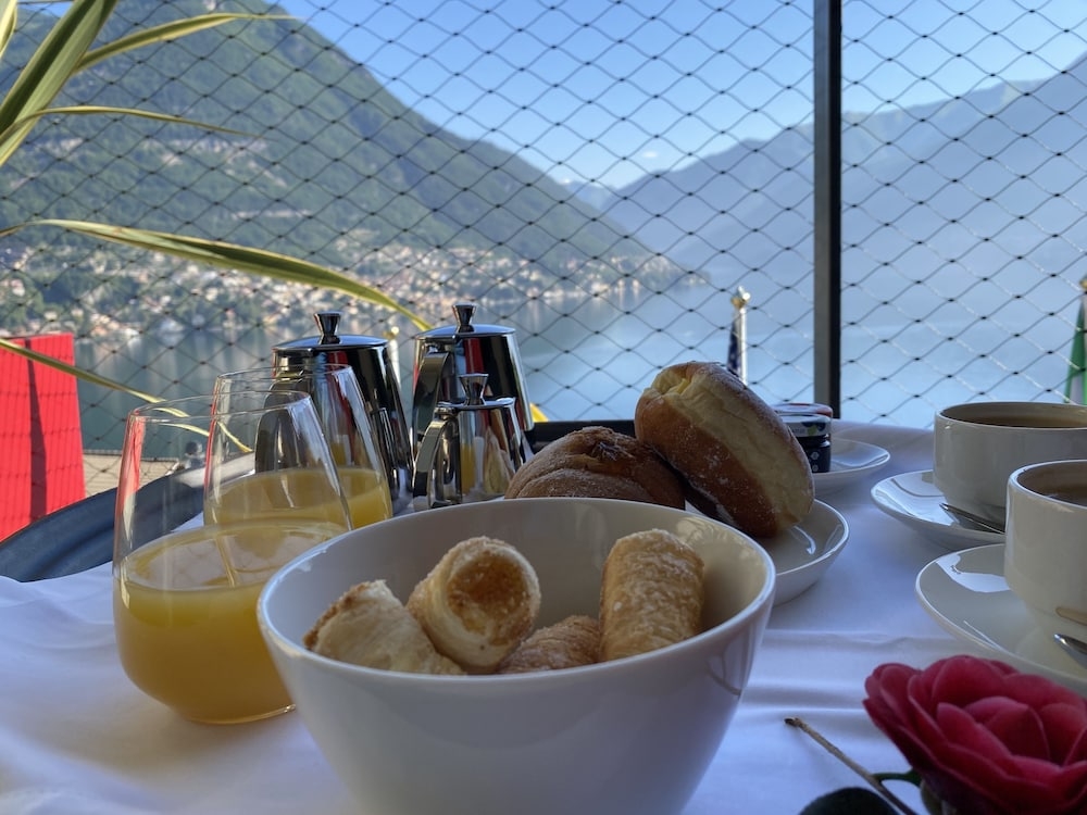 객실 내 식사 공간