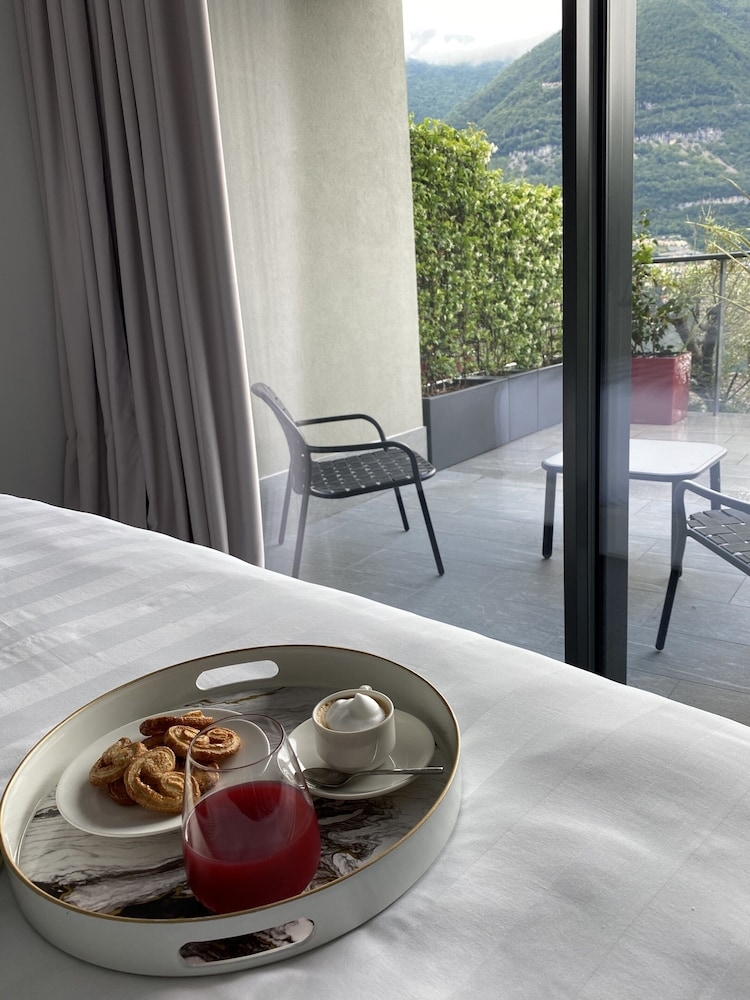 객실 내 식사 공간