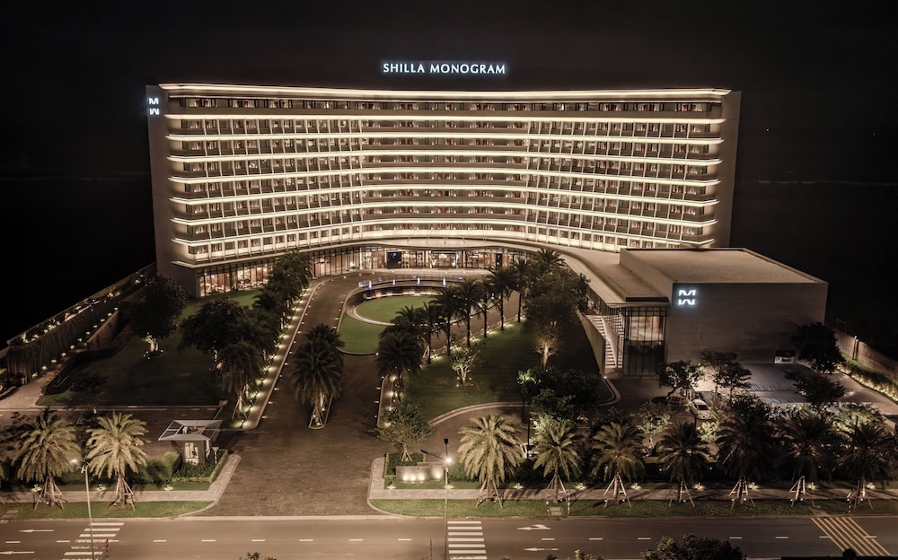 숙박 시설 정면 - 저녁/밤