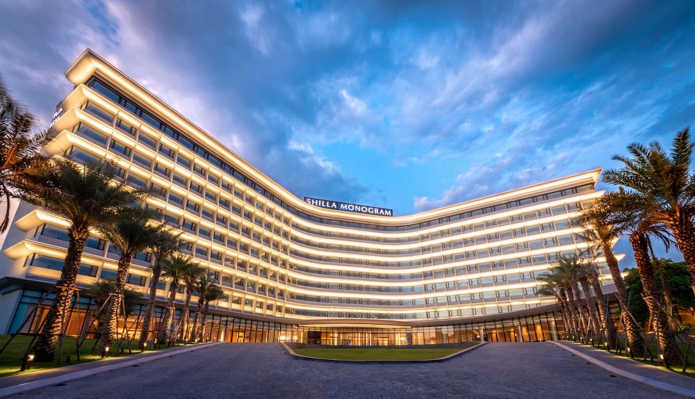 숙박 시설 정면 - 저녁/밤