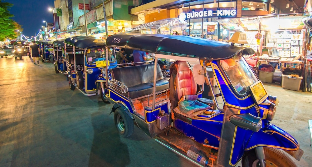 숙박 시설 정면 - 저녁/밤