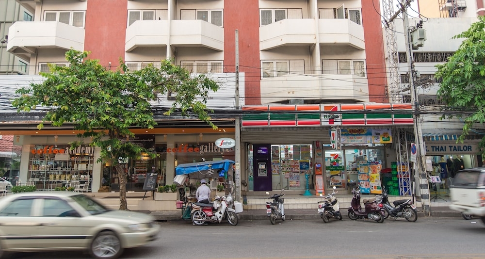 숙박 시설 정면 - 저녁/밤