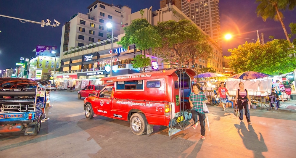 숙박 시설 정면 - 저녁/밤