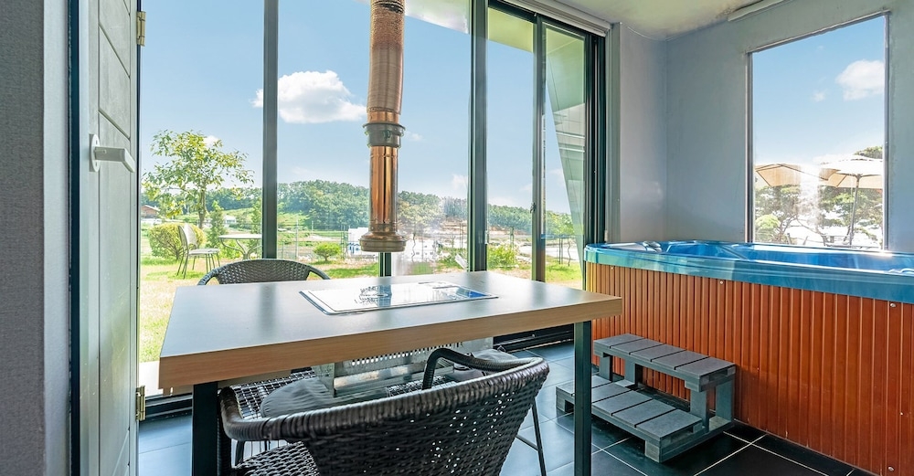 객실 내 식사 공간