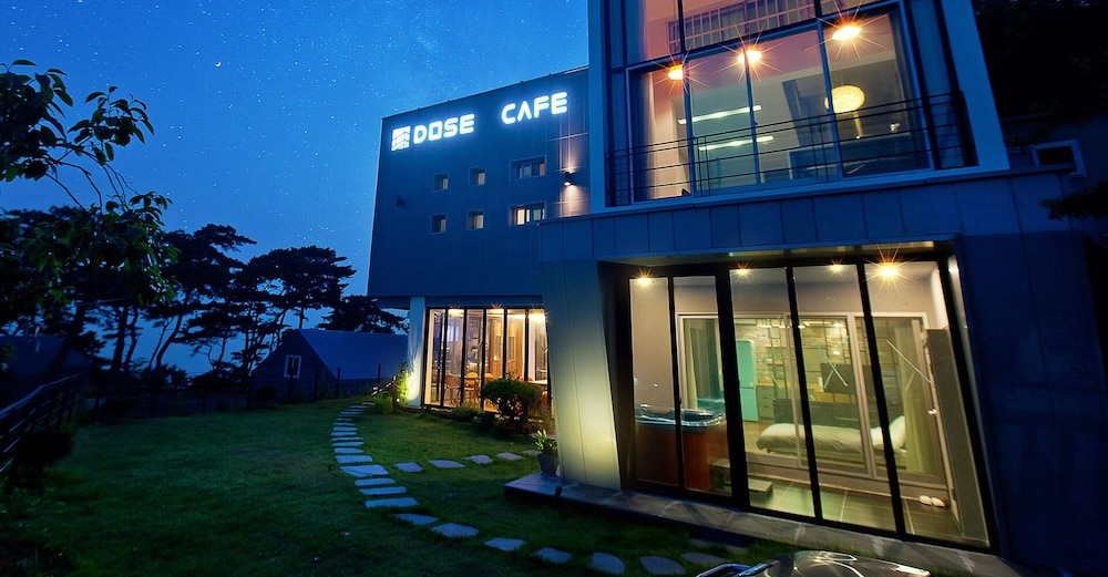 숙박 시설 정면 - 저녁/밤