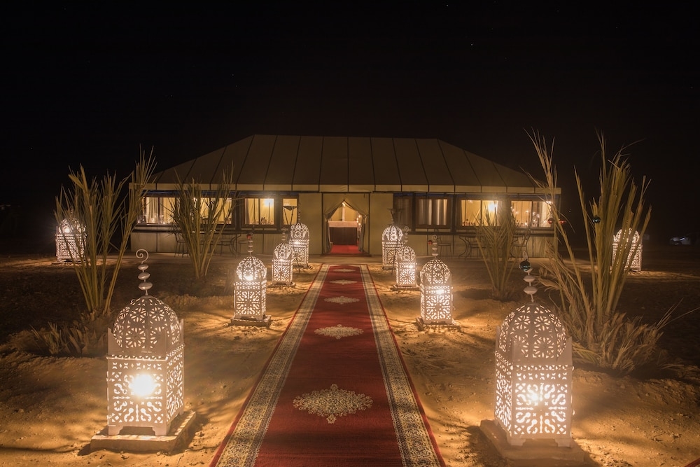 숙박 시설 정면 - 저녁/밤