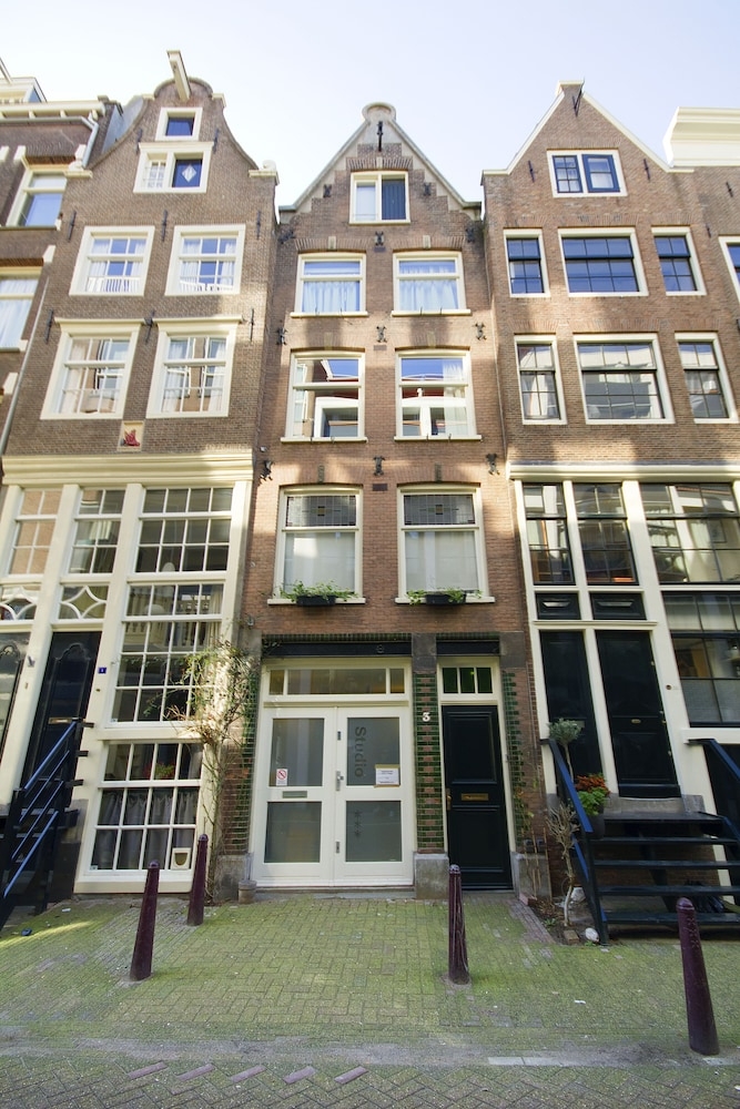 숙박 시설 입구