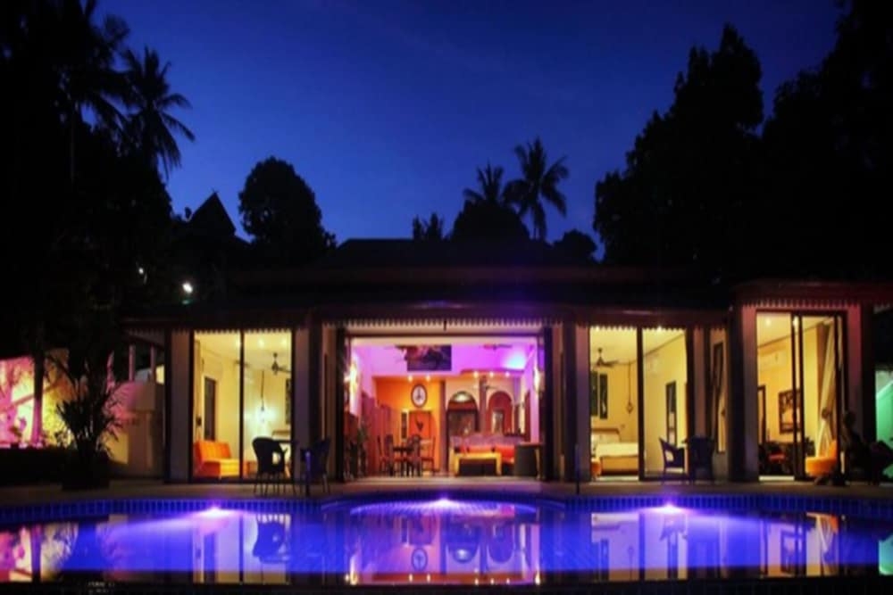 숙박 시설 정면 - 저녁/밤