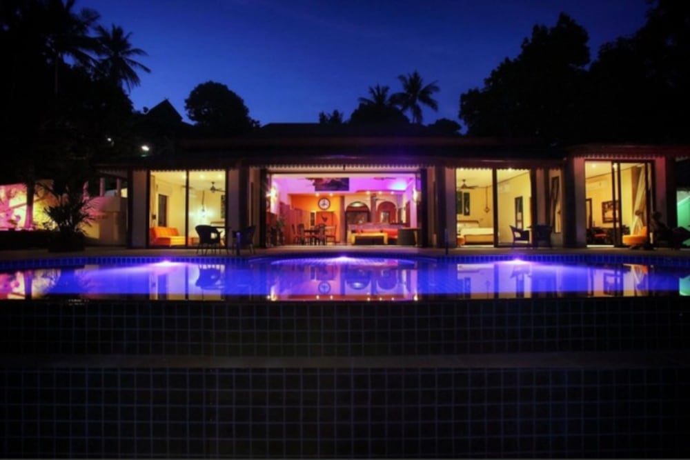 숙박 시설 정면 - 저녁/밤