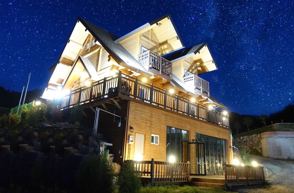 숙박 시설 정면 - 저녁/밤