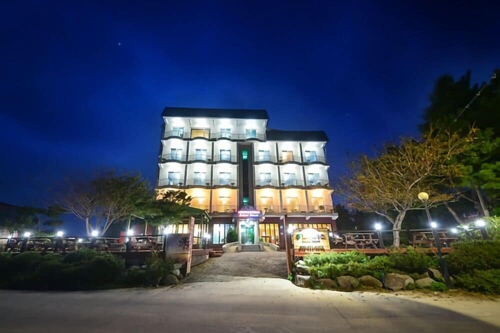 숙박 시설 정면 - 저녁/밤