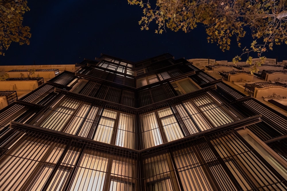 숙박 시설 정면 - 저녁/밤