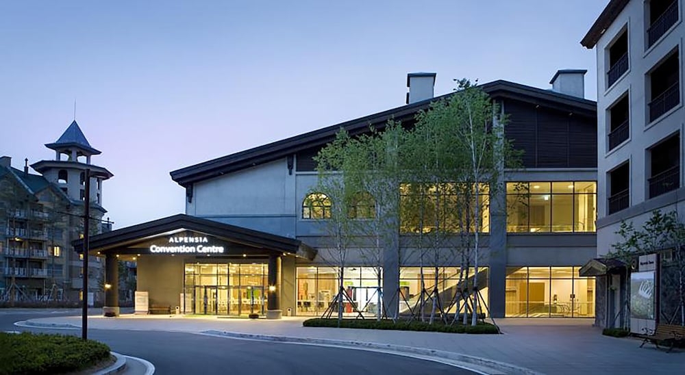 숙박 시설 정면 - 저녁/밤