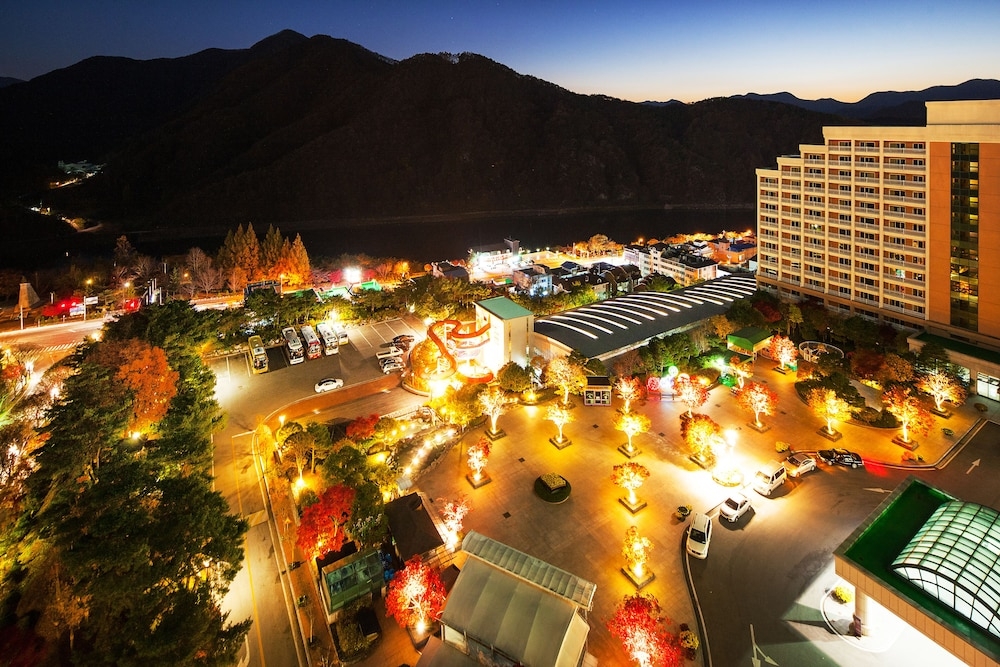 숙박 시설 정면 - 저녁/밤