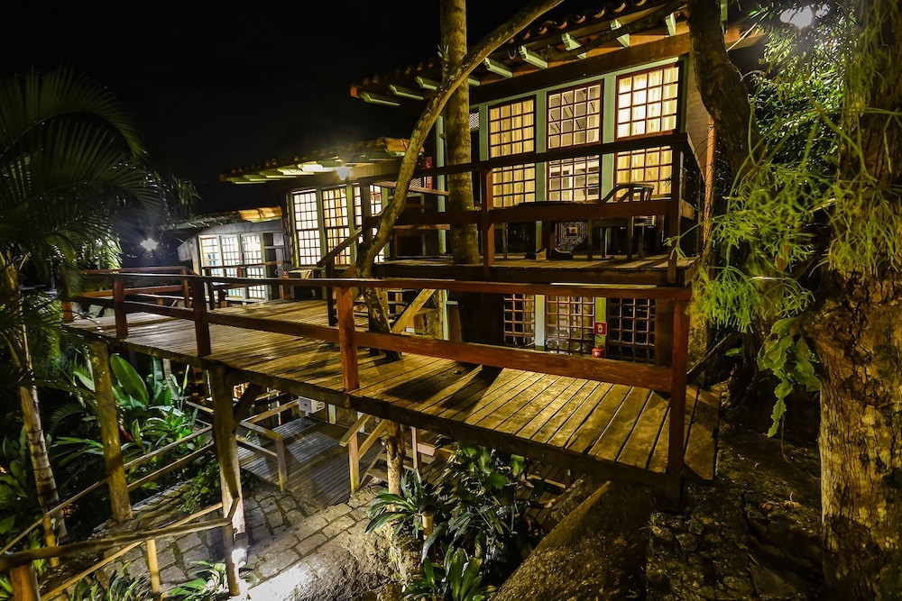 숙박 시설 정면 - 저녁/밤