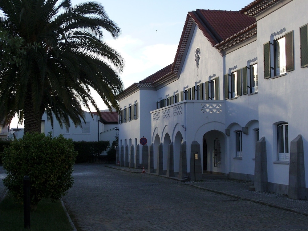 숙박 시설 정면 - 저녁/밤