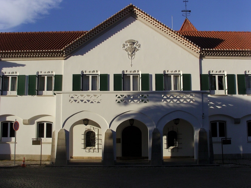 숙박 시설 정면 - 저녁/밤