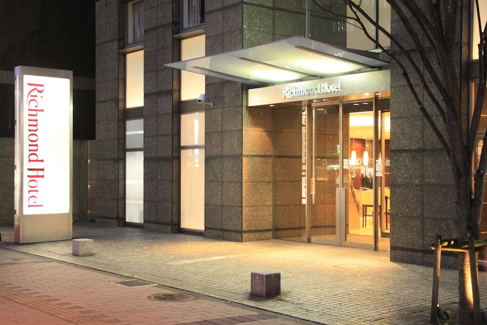 숙박 시설 정면 - 저녁/밤