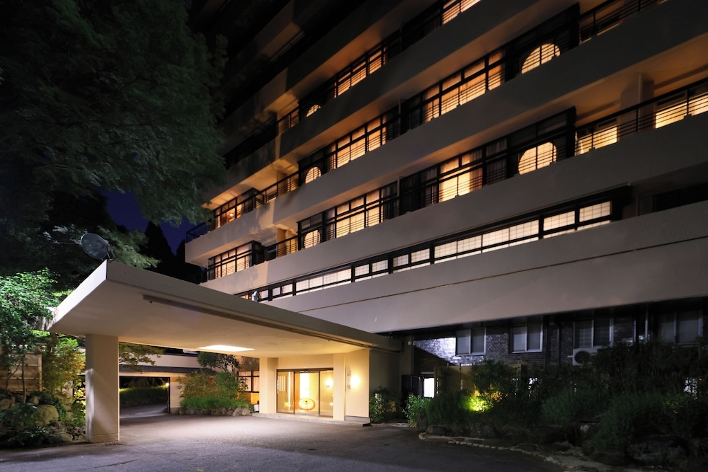 숙박 시설 정면 - 저녁/밤