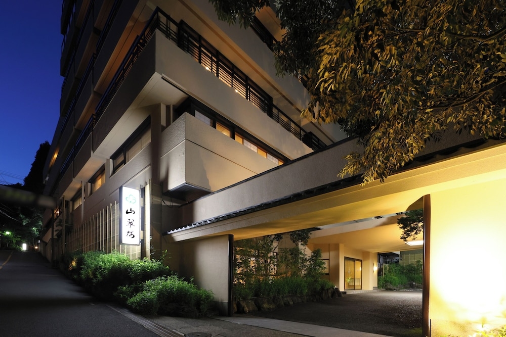 숙박 시설 정면 - 저녁/밤