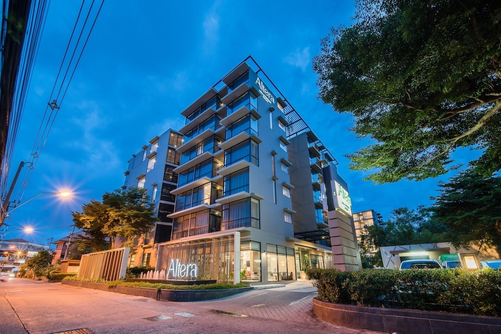 숙박 시설 정면 - 저녁/밤