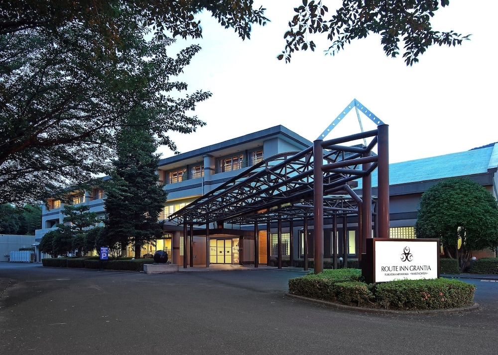 숙박 시설 정면 - 저녁/밤