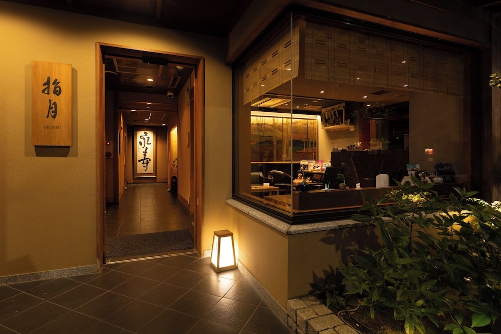 숙박 시설 정면 - 저녁/밤