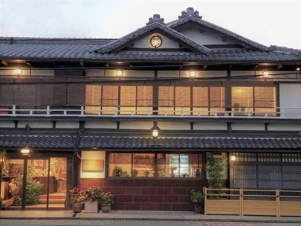 숙박 시설 정면 - 저녁/밤