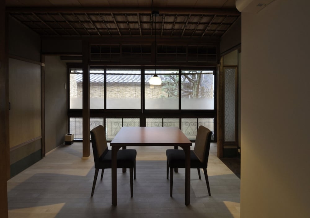 객실 내 식사 공간