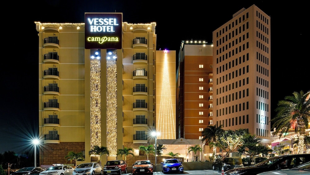 숙박 시설 정면 - 저녁/밤