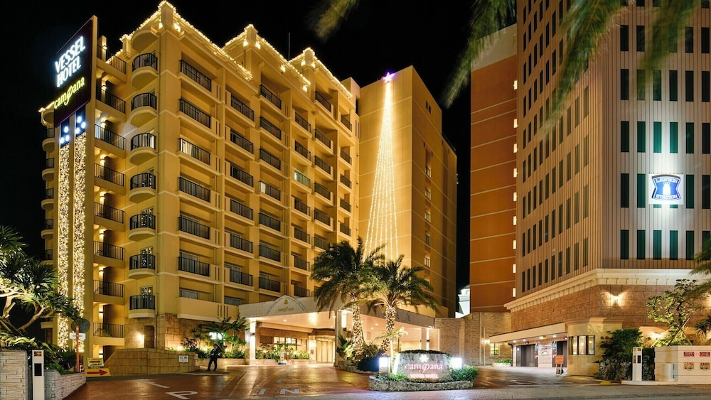 숙박 시설 정면 - 저녁/밤