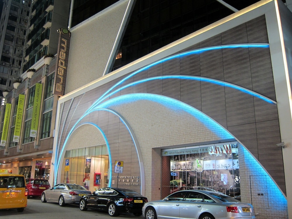 숙박 시설 정면 - 저녁/밤