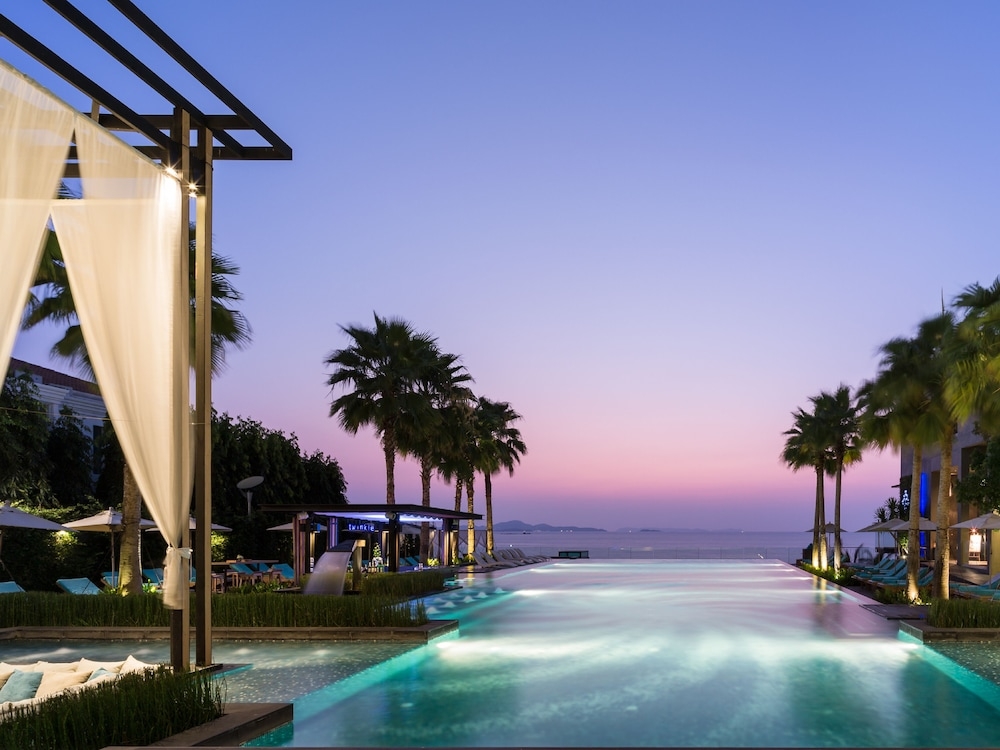 숙박 시설 정면 - 저녁/밤