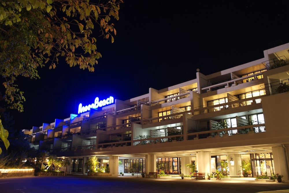 숙박 시설 정면 - 저녁/밤