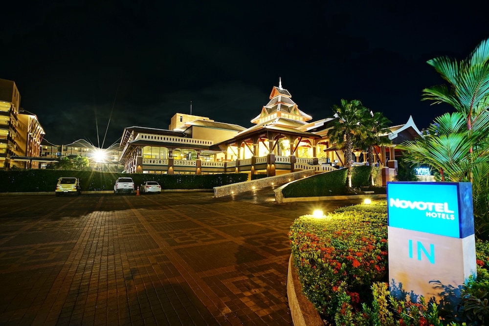 숙박 시설 정면 - 저녁/밤