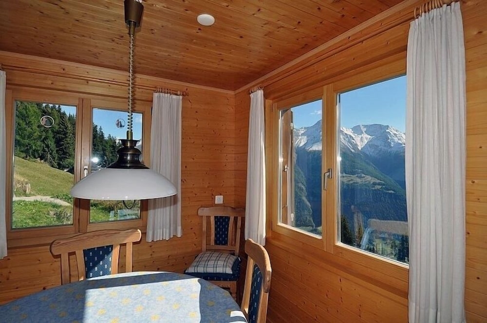 객실 내 식사 공간