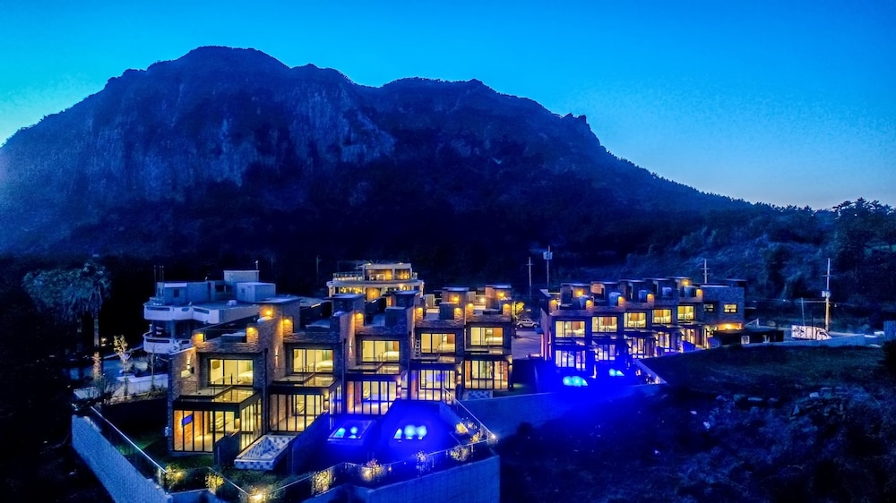 숙박 시설 정면 - 저녁/밤