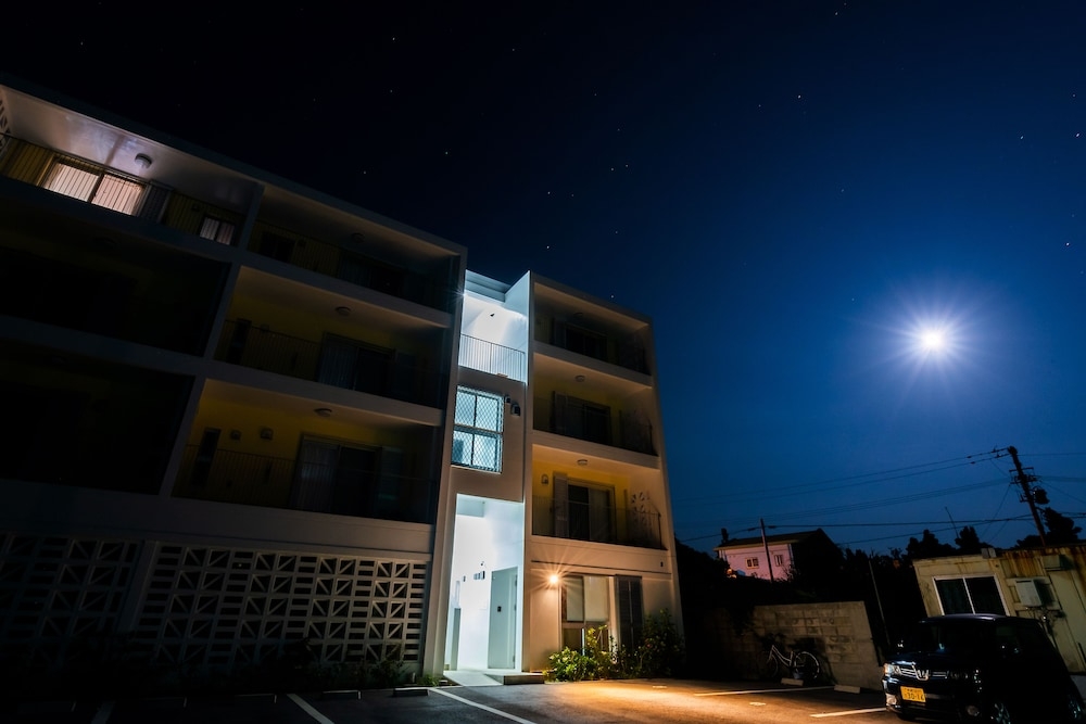 숙박 시설 정면 - 저녁/밤