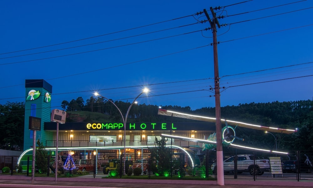 숙박 시설 정면 - 저녁/밤