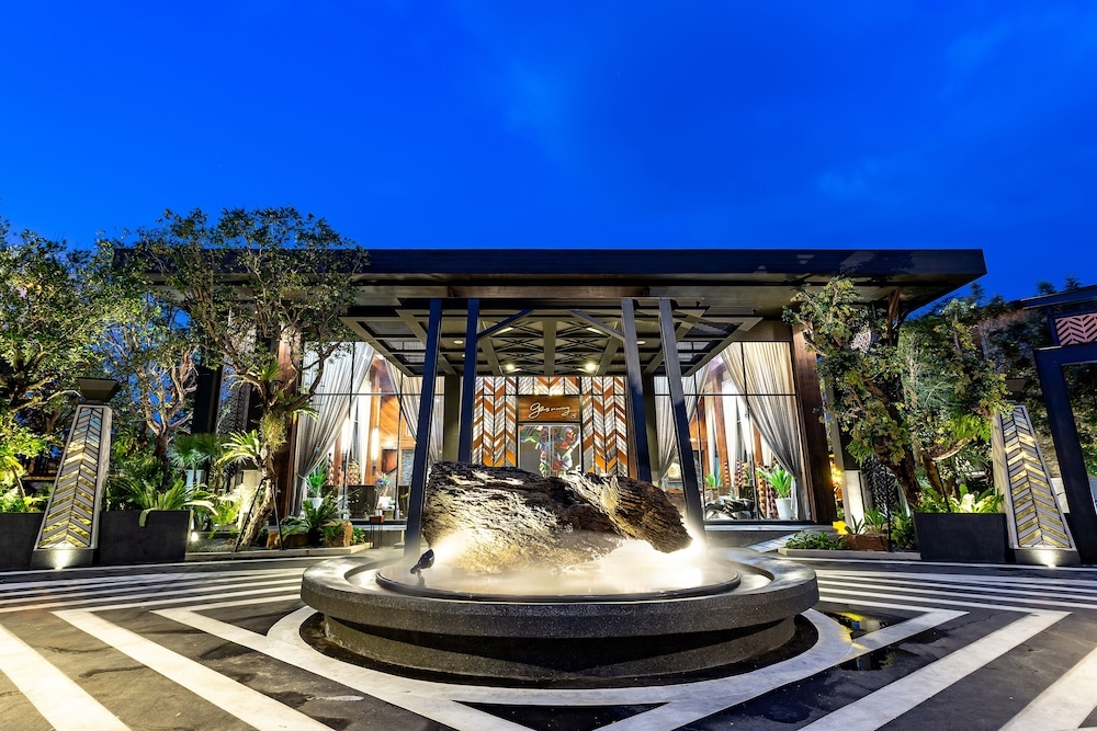 숙박 시설 정면 - 저녁/밤