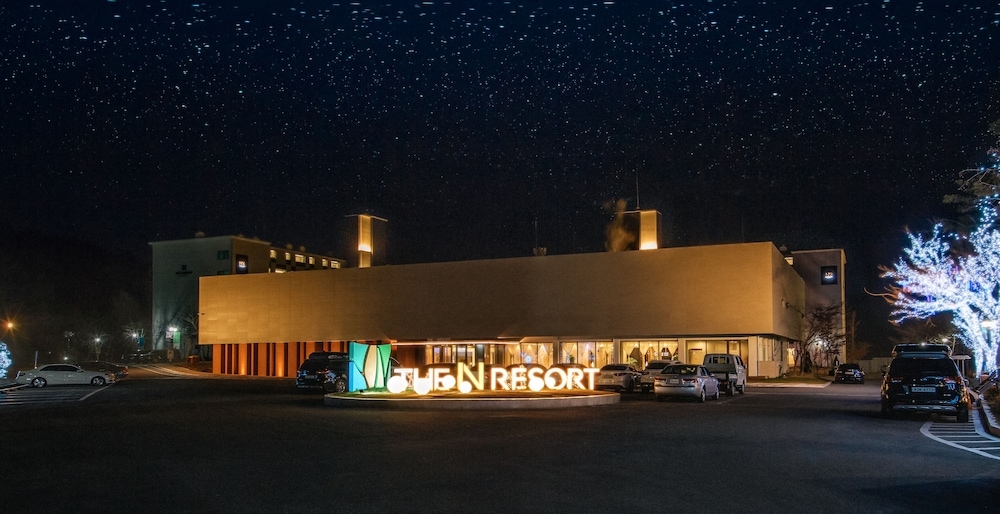 숙박 시설 정면 - 저녁/밤