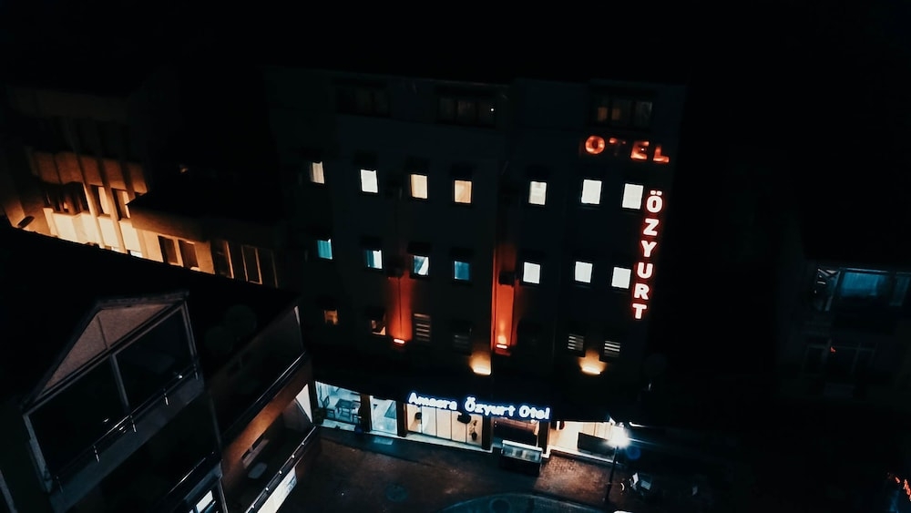 숙박 시설 정면 - 저녁/밤